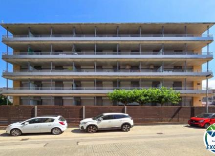 Appartement à salatar avec vue partielle sur la mer, grande terrasse et parking privé.