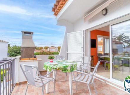 Bahia appartement avec terrasse et place de parking extérieure dans un excellent emplacement, à 150 m de la plage et avec licence touristique