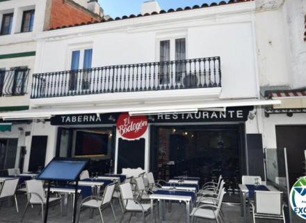 Local restaurant dans le centre de roses