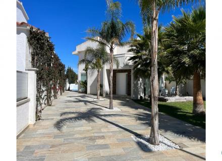 Empuriabrava belle maison moderne avec piscine et amarre proche de la plage, salle à vivre de 99 m2