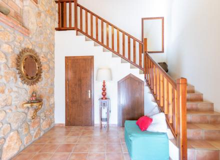 Espectacular casa en bon estat amb jardí i garatge tancat