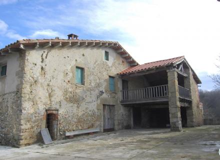 Magnifica finca ramadera i forestal a vidrà a 3,5 km del poble amb camí d'accés pavimentat. amb una extensió de 108 hectàrees.