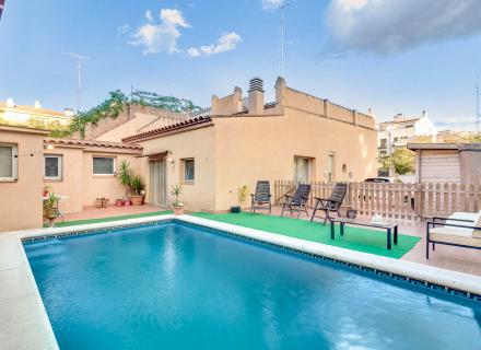 Casa con piscina a solo 5 min andando del centro de la ciudad.