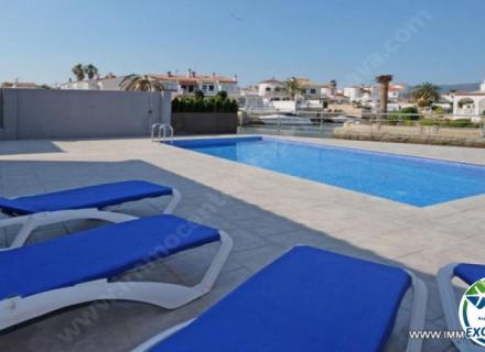 Villa renovada con 4 dormitorios y amarre de 13 metros en empuriabrava