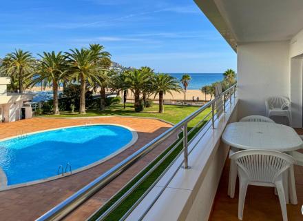 Appartement à vendre à santa margarida, roses | vue mer, piscine et terrasse face à la promenade maritime