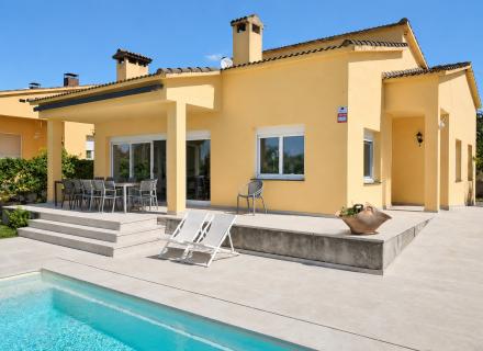 Casa en venda a bàscara amb piscina, jardí i terrey de 525 m²
