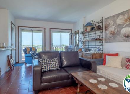 Apartament ubicat a tercera línia de mar amb piscina, jardí, i pàrquing