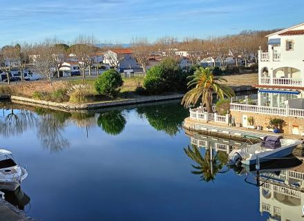 Appartement rénové vue sur le canal à empuriabrava