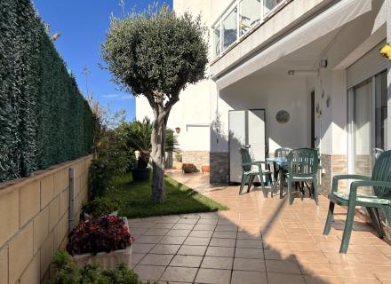 Acogedor apartamento en planta baja con gran terraza en sant pere pescador, alt empordà.
