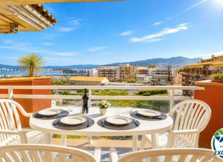 Appartement en dernier étage avec vue mer et terrasse à 200 m de la plage à roses