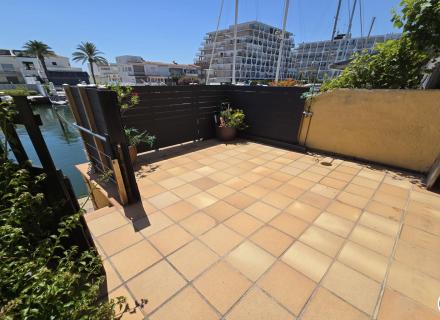 Gran amarre de 14x3,70m antes de los puentes con apartamento y parking