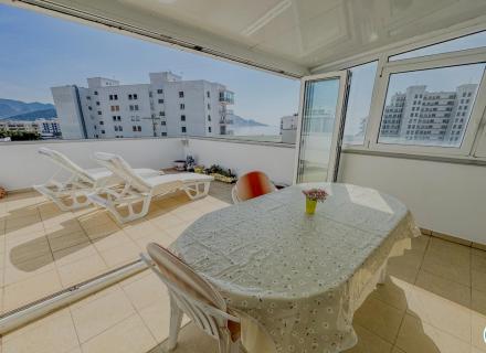 Pis lluminós amb terrassa i vistes al mar a santa margarita, roses