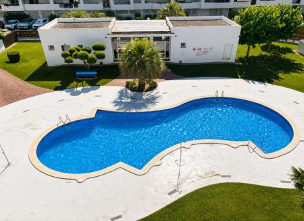 Appartement avec piscine, terrasse spacieuse et parking à santa margarida (roses)