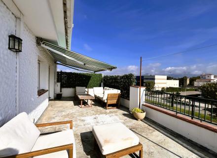 Piso reformado con gran terraza y piscina en empuriabrava.