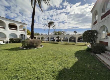 Apartament renovat amb pàrquing i amarratge a empuriabrava.
