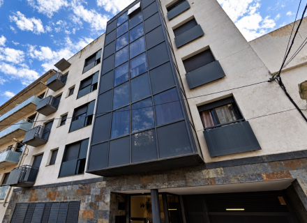 Fachada exacta del edificio sin marcas.png
