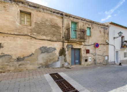 Autenticitat i potencial: casa de poble amb voltes catalanes al cor de palau-saverdera