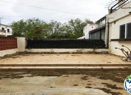 Votre prochain projet à empuriabrava : maison avec jardin et fort potentiel