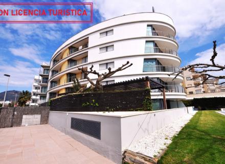 ático en 1º línea con solárium, preciosas vistas y licencia turística.