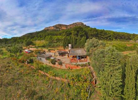 Casa con una hectárea de terreno en venta con vistas al mar.