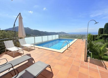 Villa panorámica con vistas al mar, piscina privada y gran jardín en mas fumats