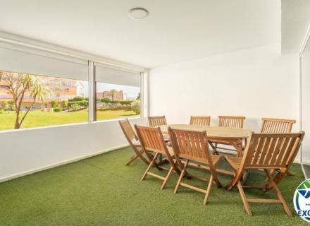 Appartement moderne au rez-de-chaussée dans une résidence avec jardins et piscine communautaire