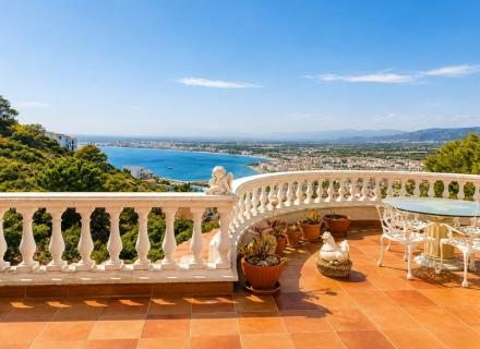 Villa romántica – romantisme, charme, tranquillité et une vue exceptionnelle sur roses, la mer et les pyrénées
