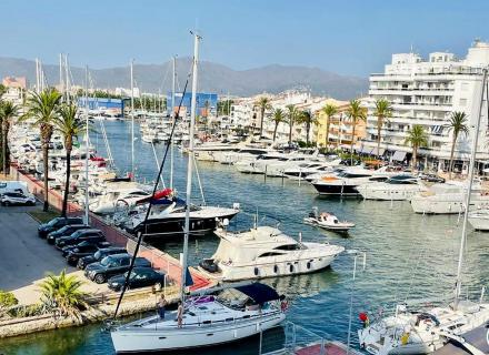 Apartament totalment renovat amb terrassa i espectaculars vistes al canal i al mar, en una de les zones més buscades d’empuriabrava