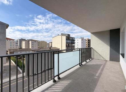 Apartamento 2 dormitorios renovado con terraza en santa margarida, rosas