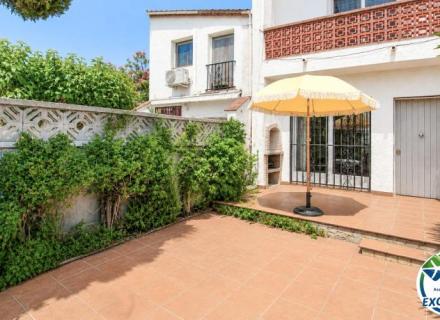 Oportunidad en empuriabrava – encantadora casa adosada con terraza y barbacoa por 130.000 €