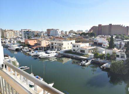 Bel appartement avec grande terrasse vitrée, vue sur le canal et débarras privé.