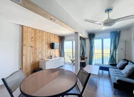 Apartament renovat a 50m de la platja amb llicència turística a empuriabrava.