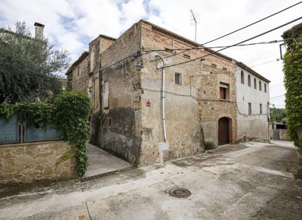 Casa del siglo xix con amplio terreno en palau de santa eulalia