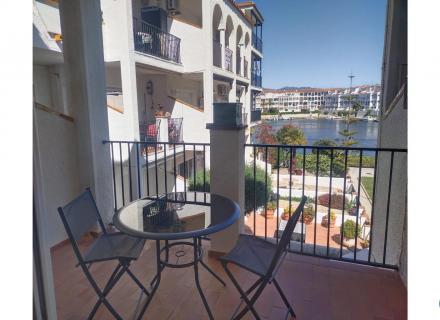 Apartament agradable al costat del llac san maurici, amb boniques vistes al canal, piscina i jardins comunitaris.