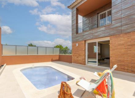 Oportunitat casa aparellada de 290 m² construïts nova a estrenar amb piscina a vilafant.