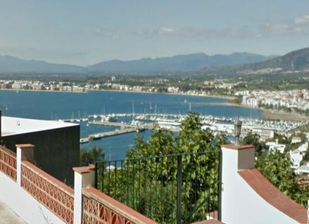 Terrain avec vue impressionnante sur la baie de roses