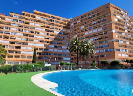 Bonito apartamento en roses con piscinas comunitarias y vistas abiertas