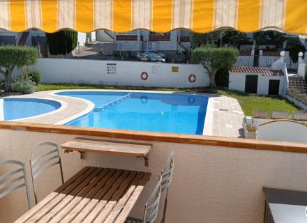 Super appartement avec piscine communautaire à roses jardins