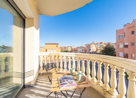 Apartament modern amb piscina comunitària i plaça d'aparcament.
