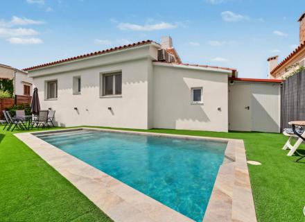 Casa amb llicència turística, piscina i vistes a la badia de roses