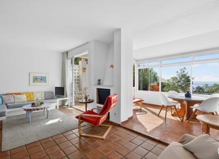 Villa con vistas al mar en canyelles: privacidad, luz natural y el mediterráneo como protagonista