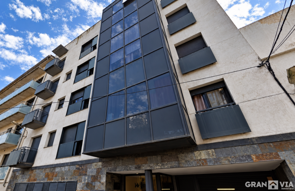 Fachada exacta del edificio sin marcas.png