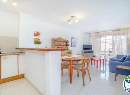 Gran reserva encantador apartament a només 50 metres de la platja, amb piscines i jardins comunitaris i llicència turística