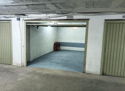 Garage fermé et sécurisé a roses