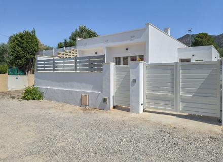 Casa totalmente reformada en agradable urbanización de roses.