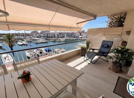 Port grec exclusivo apartamento renovado con vistas panorámicas al mar y al canal
