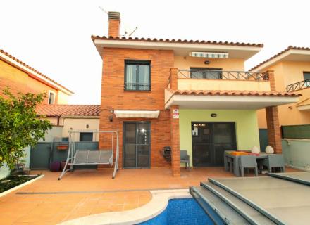 En exclusiva esta hermosa casa en un vecindario residencial.