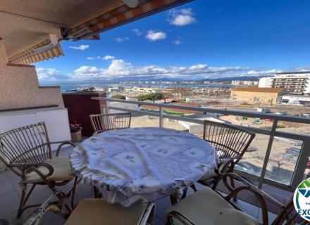 Port roses appartement chaleureux de deux chambres avec terrasse, parking extérieur et vue sur la mer