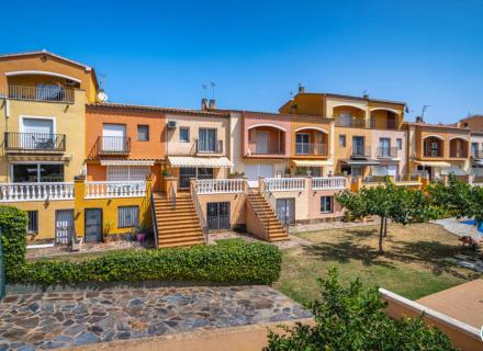 Casa en el centro de la ciudad con piscina comunitaria