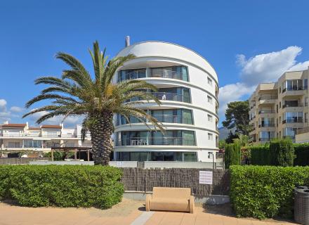 ático en 1º línea con solárium, preciosas vistas y licencia turística.